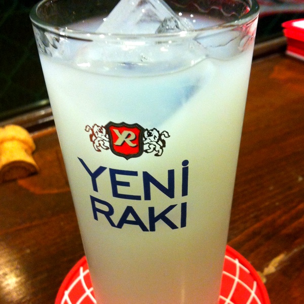 RAKI★トルコの焼酎です。原液は透明ですが水を入れると白く濁ります。